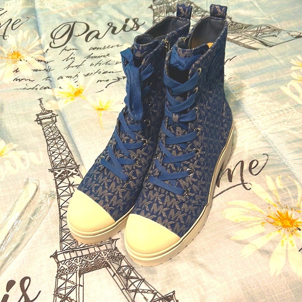 Michael Kors new shoes 👞 size 8 home free smoke and pet , 💯 authentic